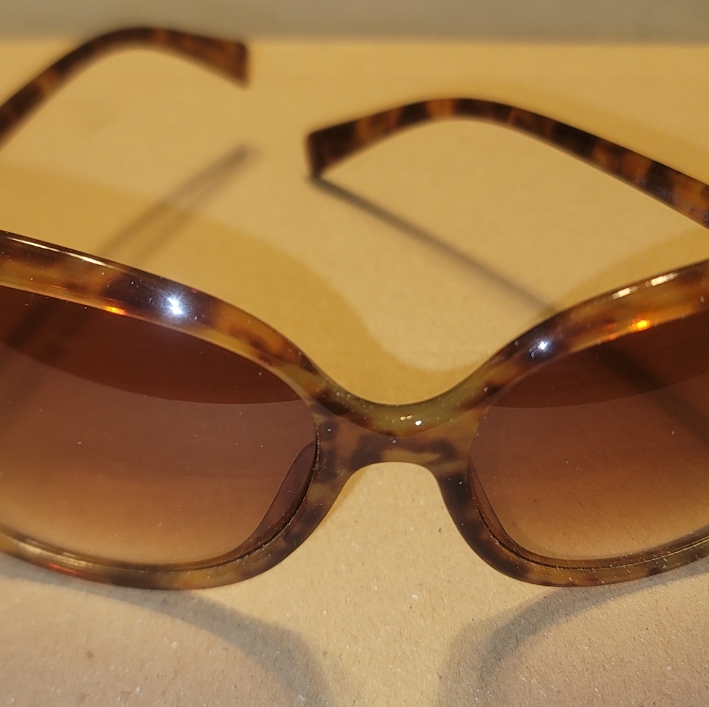 Loft Tortoise Frame Sunglasses (case included)